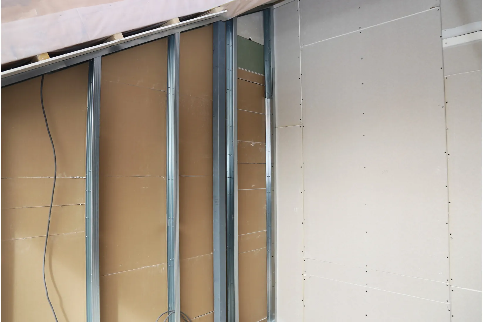 Trockenbau kontrollieren – offene Gipskartonwand mit Metallunterkonstruktion